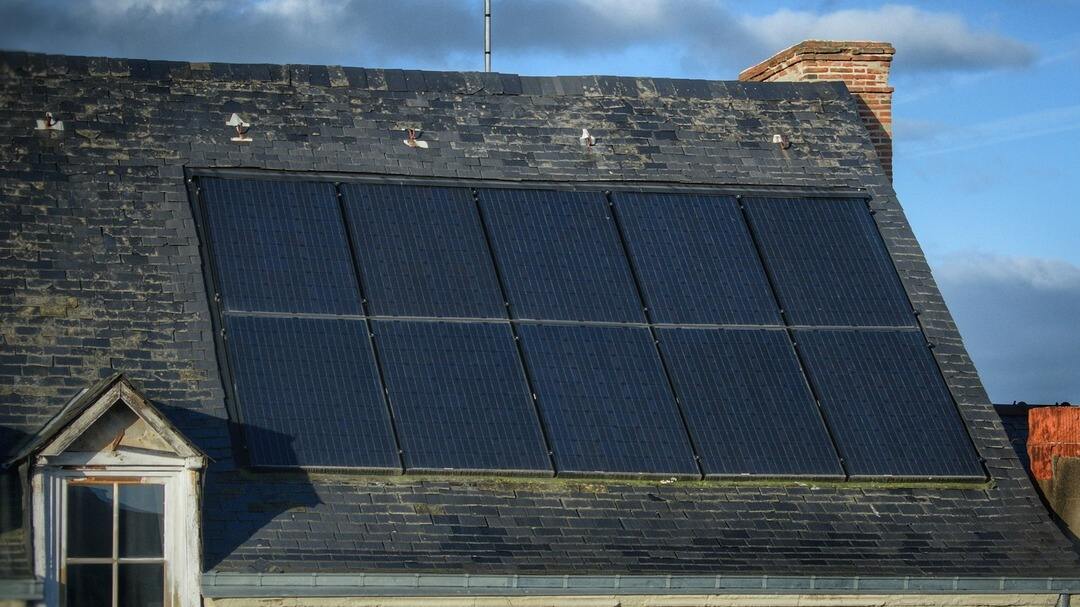 Kolektory słoneczne na dachu polskiego domu