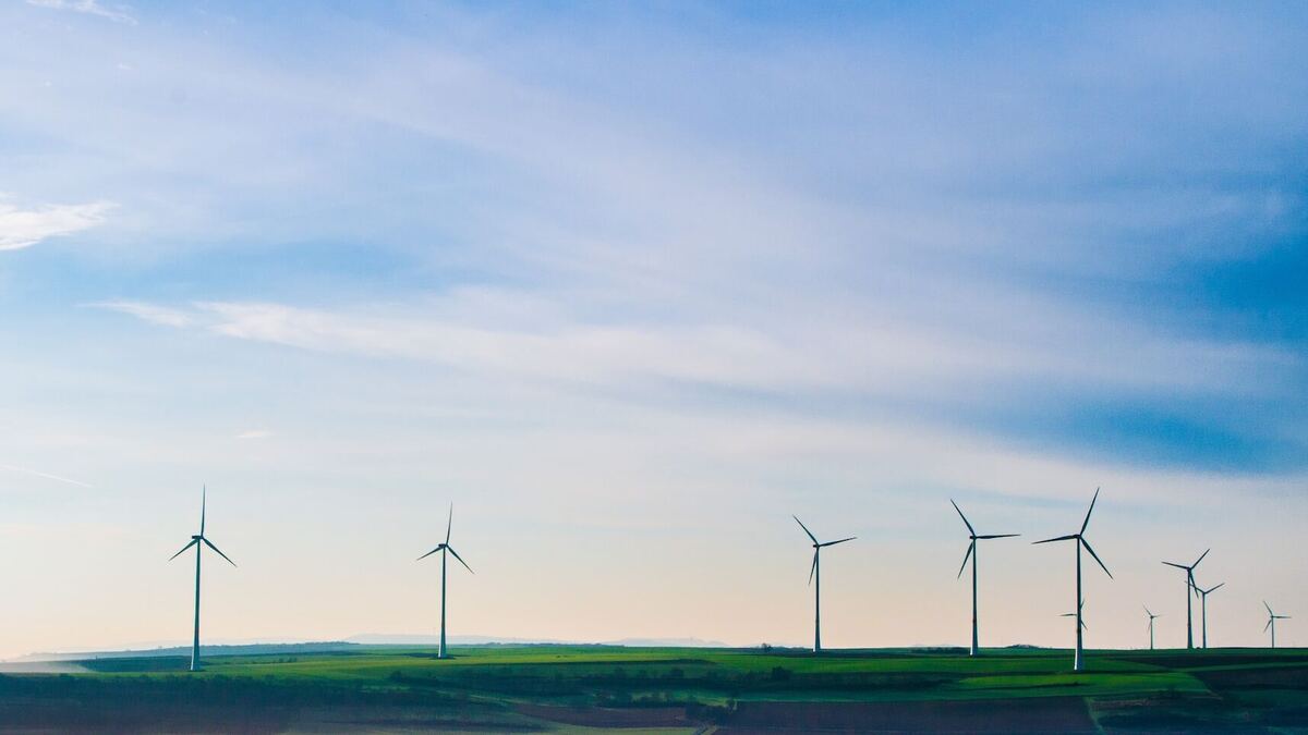 Farma wiatrowa będąca jednym z filarów OZE - odnawialnych źródeł energii