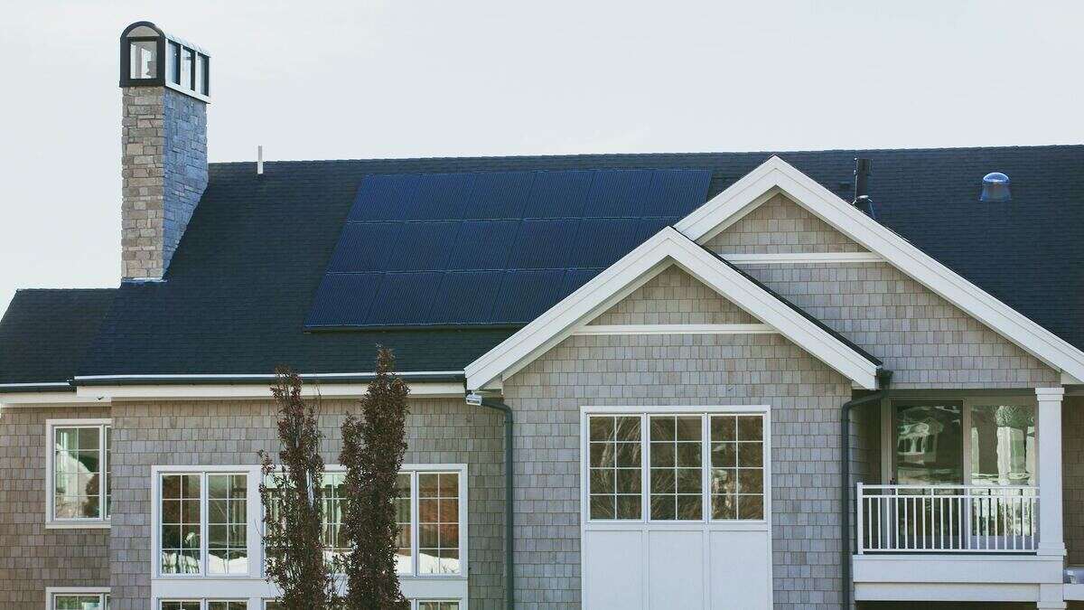 Panele fotowoltaiczne na dachu domu