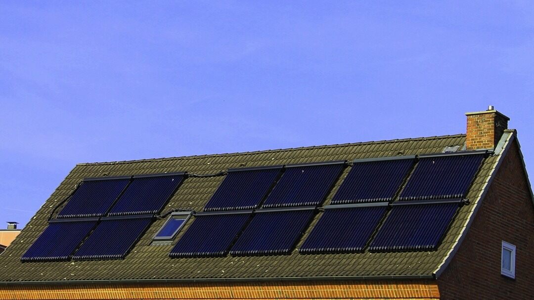 Solary na dachu budynku