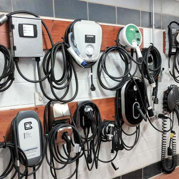 Jak działają stacje ładowania samochodów elektrycznych?